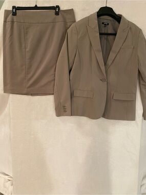 Apt. 9 Taupe Women's Blazer and Skirt Set
